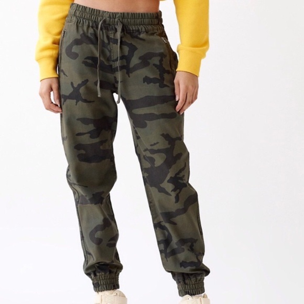 Aritzia TNA Camo Joggers